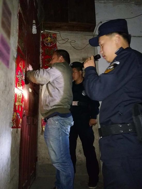 广元粗心妈妈误将幼女锁家中 民警全城寻开锁师傅开门